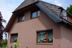 Auch die Fassade eines in die Jahre gekommenen Hauses kann schnell in neuem Glanz erstrahlen.  Foto: djd/delport.de 